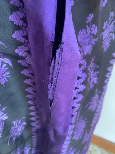 Long pleated damask silk dress – Early 19th century – Purple floral patterns on a black background