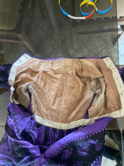 Long pleated damask silk dress – Early 19th century – Purple floral patterns on a black background