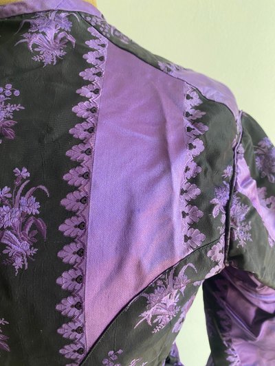 Long pleated damask silk dress – Early 19th century – Purple floral patterns on a black background