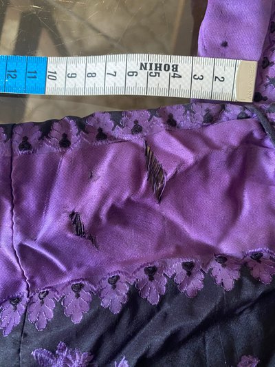 Long pleated damask silk dress – Early 19th century – Purple floral patterns on a black background