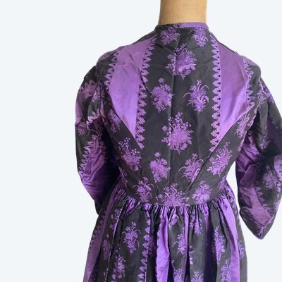 Long pleated damask silk dress – Early 19th century – Purple floral patterns on a black background