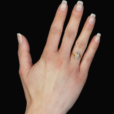 Anello moderno in oro giallo con acquamarina