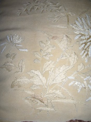 Kissen, chinesische oder japanische Stickerei um 1900