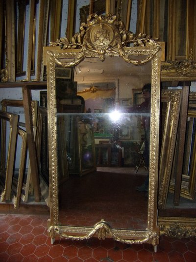 Specchio con frontone, XIX secolo, in legno dorato