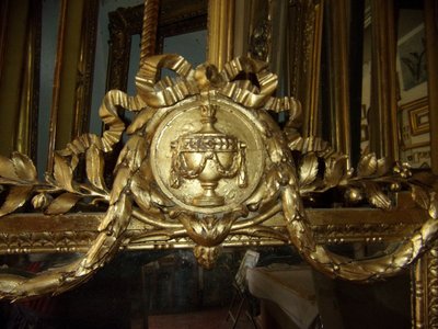 Specchio con frontone, XIX secolo, in legno dorato