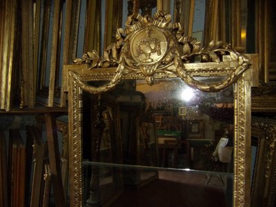 Specchio con frontone, XIX secolo, in legno dorato