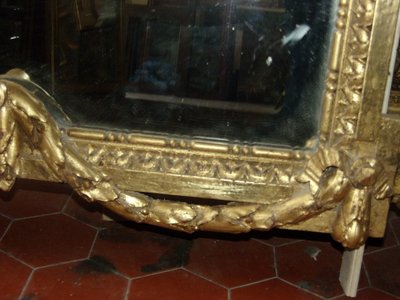 Specchio con frontone, XIX secolo, in legno dorato
