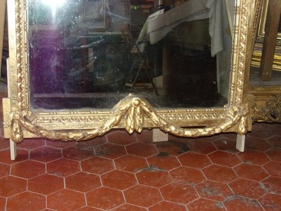 Specchio con frontone, XIX secolo, in legno dorato
