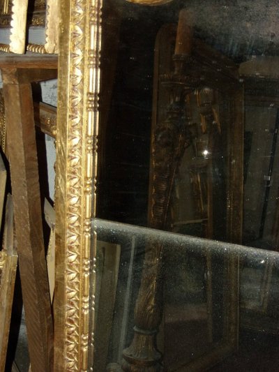 Specchio con frontone, XIX secolo, in legno dorato
