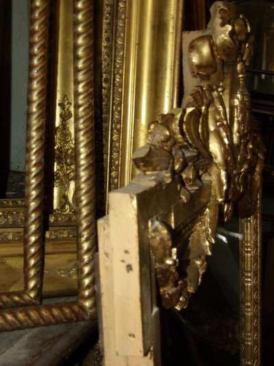 Specchio con frontone, XIX secolo, in legno dorato
