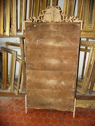 Specchio con frontone, XIX secolo, in legno dorato