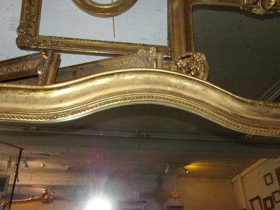 Specchio di grandi dimensioni del XIX secolo, in legno dorato.