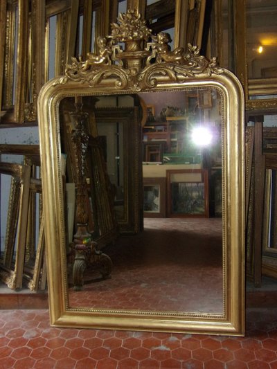 Louis Philippe mirror, with cherubs, 19th century, in gilded wood.