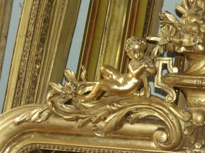 Louis Philippe mirror, with cherubs, 19th century, in gilded wood.
