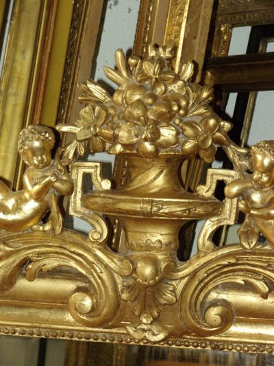 Louis Philippe mirror, with cherubs, 19th century, in gilded wood.