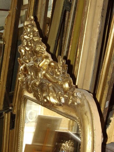 Louis Philippe mirror, with cherubs, 19th century, in gilded wood.