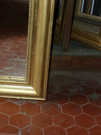 Louis Philippe mirror, with cherubs, 19th century, in gilded wood.