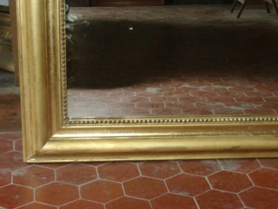 Louis Philippe mirror, with cherubs, 19th century, in gilded wood.
