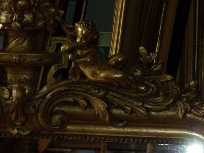 Louis Philippe mirror, with cherubs, 19th century, in gilded wood.