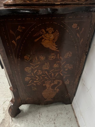 Vetrina olandese in legno intarsiato in due parti del XIX secolo