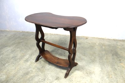 Table rognon table d'appoint table volante de salon en noyer époque Charles X 19ème