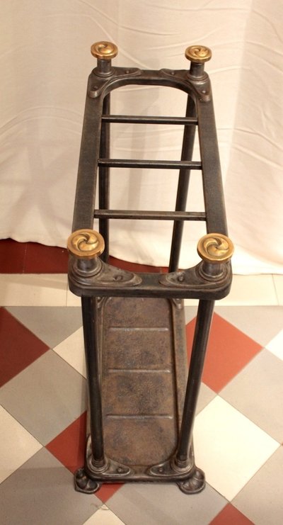 Portaombrelli e bastoni in ferro e ottone in stile Art Nouveau, 1900 ca.