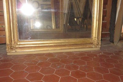 Specchio Luigi Filippo con frontone, XIX secolo, in legno dorato.