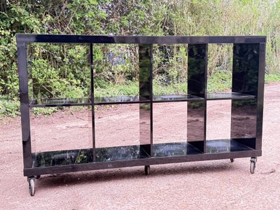 Schwarz lackiertes Regal, rollbar