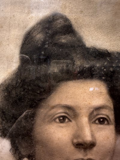 Antico stupendo ritratto realizzato a carboncino su carta, di dama Liberty 1920, 81x58cm. 