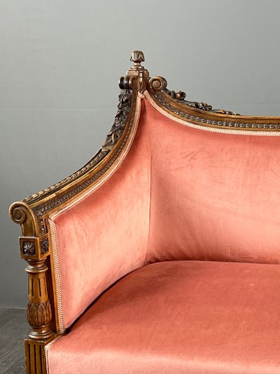 Canapé de style Louis XVI en bois sculpté et velours, XXe Siècle
