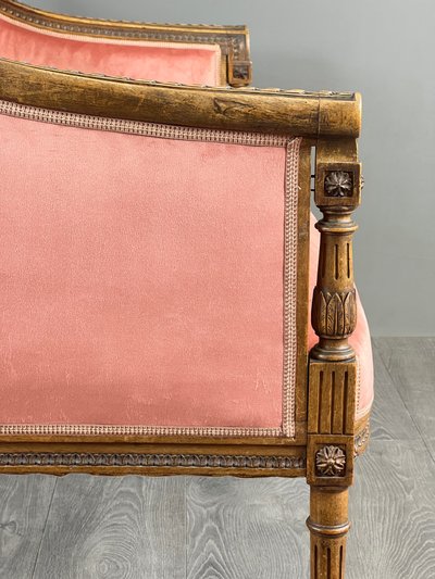 Canapé de style Louis XVI en bois sculpté et velours, XXe Siècle