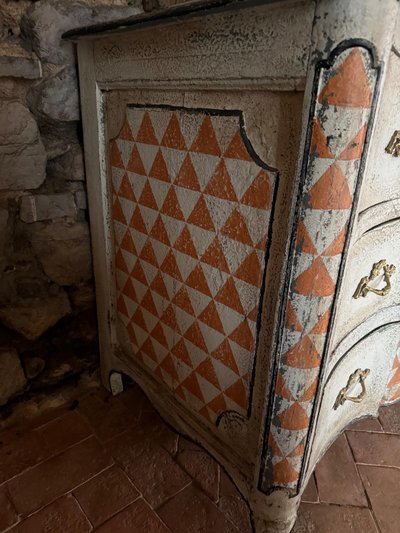 Commode galbée Louis XV datant du 18e siècle 