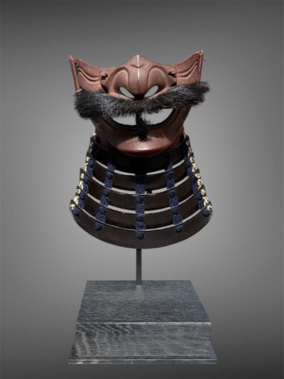 Halbe Samurai-Mempo-Maske – Edo-Zeit (1603–1868).
