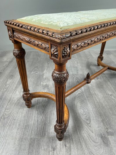 Banquette de style Louis XVI en bois sculpté, XIXe Siècle