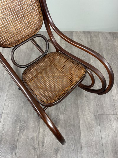 Fauteuil à bascule en bois courbé de style Thonet, XXe Siècle