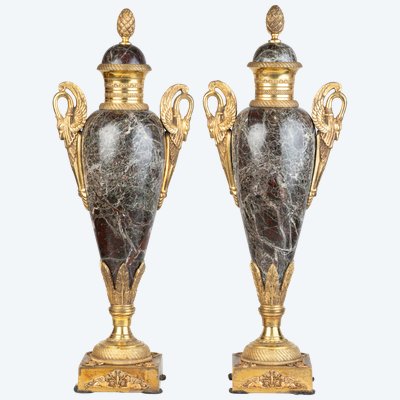 Mit Marmor und vergoldeter Bronze bedeckte Urnen, neoklassizistischer Stil, 19. Jahrhundert