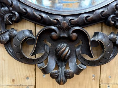 Miroir ovale en bois sculpté à tête de dragons