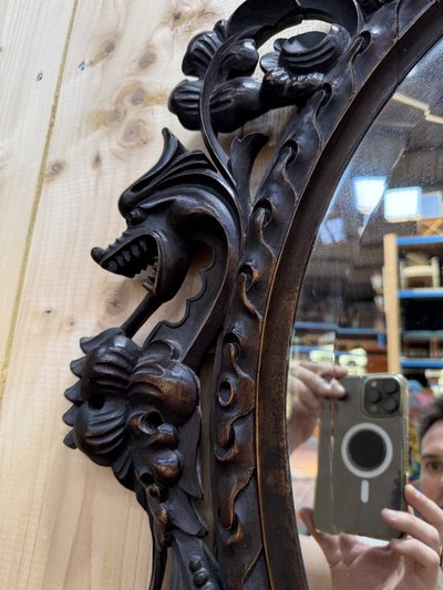 Miroir ovale en bois sculpté à tête de dragons