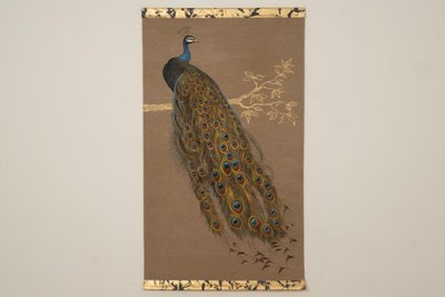 Tela dipinta raffigurante un pavone su un ramo. Opera contemporanea. LS6759606