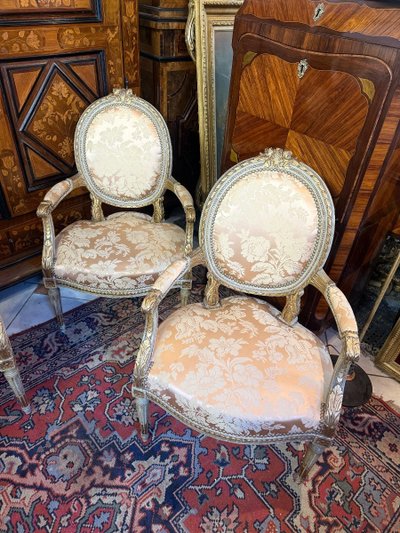 SERIE DE QUATRE FAUTEUILS DE STYLE LOUIS XVI