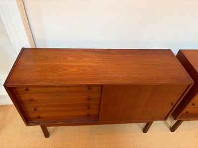 PAAR DÄNISCHE TEAK-SIDEBOARDS AUS DEN 1950ER JAHREN.