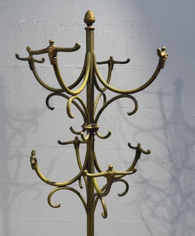 Appendiabiti autoportante in ferro battuto con decorazioni traforate. Periodo Art Nouveau.