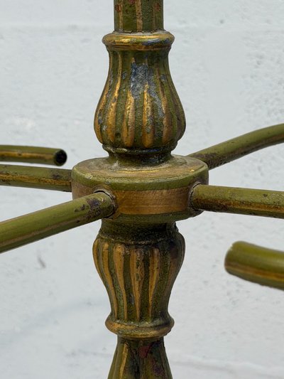 Appendiabiti autoportante in ferro battuto con decorazioni traforate. Periodo Art Nouveau.