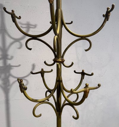 Appendiabiti autoportante in ferro battuto con decorazioni traforate. Periodo Art Nouveau.