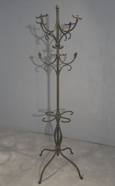 Appendiabiti autoportante in ferro battuto con decorazioni traforate. Periodo Art Nouveau.