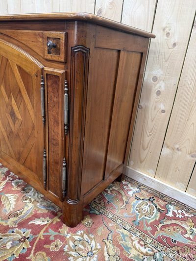 Sideboard aus Kirschholz im Jagdstil