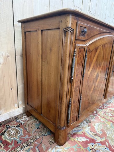 Sideboard aus Kirschholz im Jagdstil