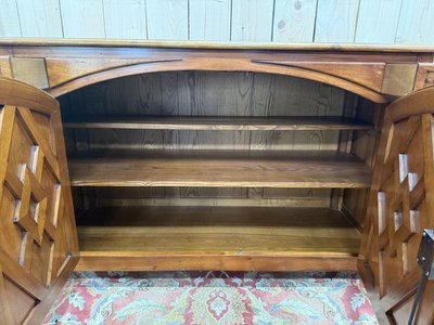 Sideboard aus Kirschholz im Jagdstil
