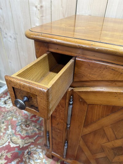 Sideboard aus Kirschholz im Jagdstil