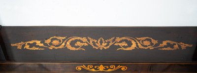 Consolle antica finemente intarsiata con marmo statuario bianco proveniente dalla Sicilia, XIX secolo.